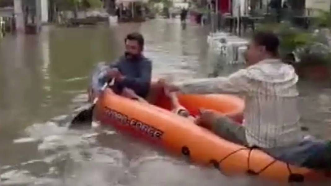 Muğla’yı Sağanak Felç Etti! Vatandaşlar Fethiye Sokaklarında Botla Gezdi 7
